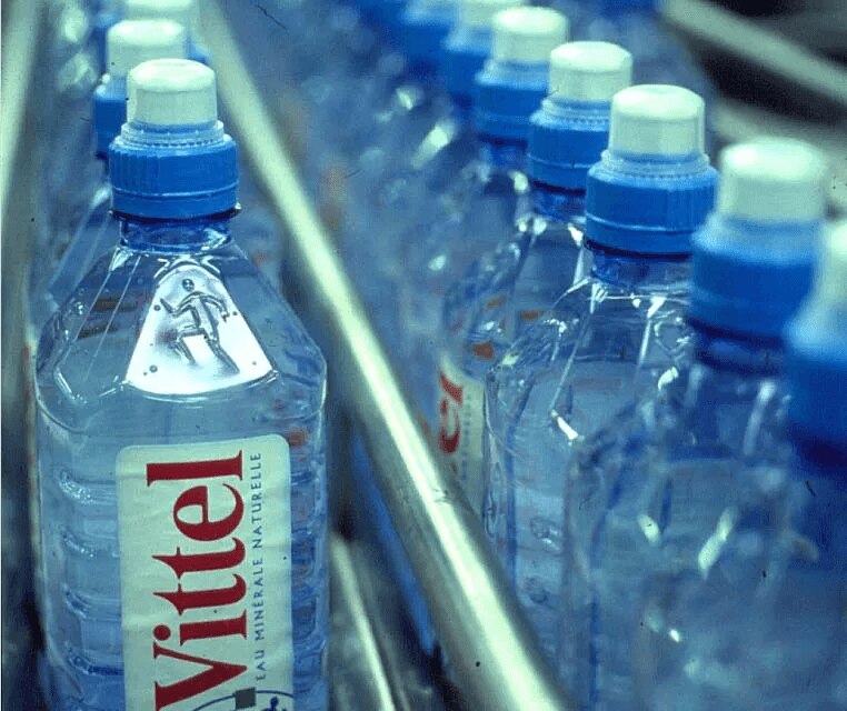 1994, la bouteille devient recyclable, résistante et sportive